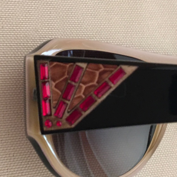 Judith Leiber Sunglasses - Picture 7 of 12
